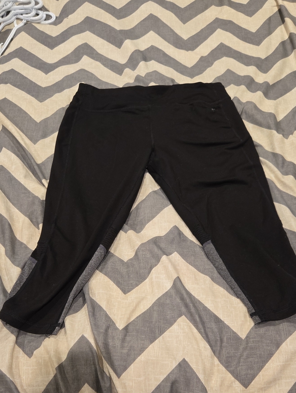 Women Black Active Capri Leggings With Mesh Design